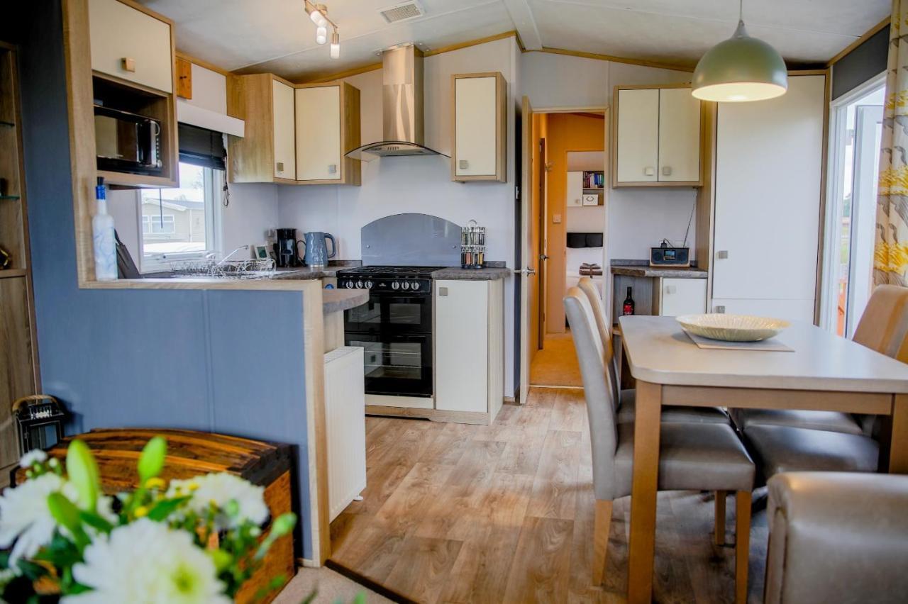 Billing Aquadrome Lovely Waterside 2 Bedroom Static Holiday Shemar Holiday park Northampton